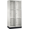 Stahl-Schließfachschrank mit zwei Abteilen, Acrylglas-Türen und sechs Fächern.