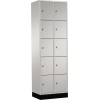 Schließfachschrank mit 10 Fächern, lichtgrau und 100 mm hohen Sockel.