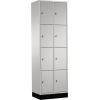 Lichtgraues Schließfachsystem mit acht Fächern und hohem Sockel, in frontalansicht.