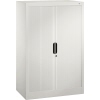 C+P Rollladenschrank in Weißaluminium mit mittiger Rollladentür und Hakenriegelschloss.