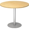Runder Konferenztisch mit Holzplatte und silbernem Standfuß, Höhe 740 mm.
