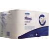 Toilettenpapierrollen in einer weißen Verpackung mit blauen Akzenten und Kleenex-Prägung.