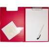 Rote Klemmbrettmappe mit flacher Bügelklemme, Innentasche und einem weißen Blatt Papier.