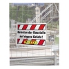 Wetterfestes Schild mit Warnhinweis "Betreten der Baustelle auf eigene Gefahr!" an einem Bauzaun.