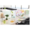 Schreibtisch mit verschiedenen Post-it® Haftnotizen, Pflanzen und Büromaterialien.