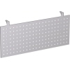 Silbernes Anbauelement mit quadratischen Löchern zur Verwendung als Sichtschutz am Arbeitsplatz.