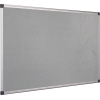 Graue Pinnwand mit feuerhemmendem Filzbezug, montiert im Querformat.