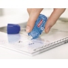 Blauer Korrekturroller wird auf Blatt Papier verwendet, dabei hält eine Hand den Roller.
