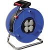 Blaue Kabeltrommel mit ergonomischem Handgriff und vier Schutzkontakt-Steckdosen.