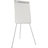 Flipchart mit leicht verstellbarem Gestell und schneeweißer Oberfläche, seitliche Klemme vorhanden.