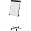 Flipchart mit geschwungenem Design auf einem stabilen, mobilen Ständer mit Rollen.