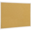 Antibakterielle Pinnwand in Kork-Optik, 120 x 90 cm, mit Aluminiumrahmen, auf weißem Hintergrund.