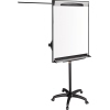 Schwarzes mobiles Flipchart mit verstellbaren Blockklemmen und Seitenarmen auf einem fahrbaren Fuß.