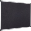 Schwarze Pinnwand mit Aluminiumrahmen und verdeckter Wandbefestigung, 120 x 120 cm.