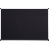 Schwarze Pinnwand mit verdeckter Wandbefestigung und Kunststoffecken, 120 x 120 cm.