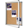 Schaukasten mit Korkpinwand, montiert im Hochformat, mit zwei angepinnten Dokumenten.