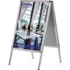 Kundenstopper im DIN A1 Format, aufgestellt mit einem Werbeplakat und transparenten Seiten.