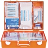 Erste Hilfe Koffer mit verschiedenen Verbandsmaterialien und Zubehör in orangefarbener Box.