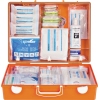 Erste-Hilfe-Koffer mit verschiedenen medizinischen Produkten in orangefarbener Box, geöffnet.