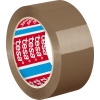 Braunes Packband auf einer Rolle, sichtbar mit rotem und blauem tesa®-Logo.