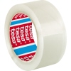 Transparentes Packband auf einer Rolle mit rot-blauem Tesa-Logo.