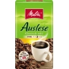 Packung Kaffee Auslese mit Kaffeebohnen und einer Tasse Kaffee auf grünem Hintergrund.