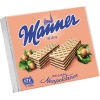 Manner Gebäck Neapolitaner in einer geschlossenen Verpackung mit Waffeln und Haselnüssen.