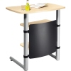 Stehpult mit ahornfarbener Tischplatte und grauem Rückenteil, stufenlos höhenverstellbar.