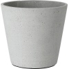 Heller, grauer Blumentopf in konischer Form mit sichtbarer Oberflächenstruktur.