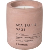 Runde, rosa Duftkerze in Beton-Optik mit der Aufschrift "SEA SALT & SAGE".