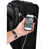 Handgepäck-Trolley mit integriertem USB-Anschluss zum Aufladen eines Smartphones.