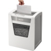 Leitz Ölpapier wird in einen weißen Aktenvernichter eingeführt.