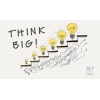 Weißes Whiteboard mit der beschrifteten Grafik "THINK BIG!" und Skizze von Treppen und Glühbirnen.