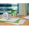 Klebefilmrollen und Umschläge auf einem Tisch mit Verpackung im Hintergrund.