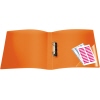 Selbstklebetaschen in orange mit einem Binder und einem Blatt mit Etiketten als Inhalt.