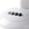 Bedienelemente eines weißen Tischventilators mit Geschwindigkeitsstufen und Schwingungseinstellung.