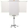 Mobiles Flipchart mit großer Schreibfläche und drei ausklappbaren Blättern auf einem Rollgestell.