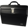 Schwarzer Pilotenkoffer mit einem Klippverschluss und seitlicher Tasche.
