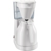 Weißer Kaffeebereiter mit abnehmbarem Schwenkfilter und transparentem Wassertank.