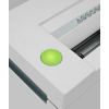 Nahaufnahme des Betriebsanzeige-Buttons eines Aktenvernichters mit grünem Licht.