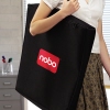 Tragetasche für Nobo Flipchart mit Logo, von einer Person an der Schulter gehalten.
