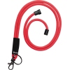 Rotes Textilband mit Haken und Gummistopfen, auf einer weißen Fläche liegend.