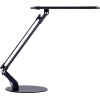 Schwarze Tischleuchte mit langgezogenem Lampenkopf und beweglichem Arm auf flachem Sockel.