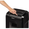 Hand betätigt die Steuerung des Fellowes Aktenvernichters Powershred 12C.