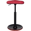 Sitzhocker aus rot-gewebtem Material mit schwarzem Gestell und farbiger Sohle, höhenverstellbar.