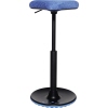 Dynamischer blauer Sitzhocker mit schwarzem Untergestell und stufenloser Höhenverstellung.