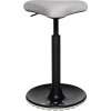 Grauer Sitzhocker mit stufenloser Höhenverstellung und spezieller Sohle für dynamisches Sitzen.