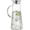 Glaskaraffe mit Wasser, Eiswürfeln und Minze, transparent mit metallicfarbenem Deckel.