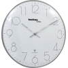 Wanduhr mit großen Ziffern und silbernem Gehäuse, funkbetrieben und quadratisch.