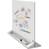 Glasboard mit bunten Skizzen, Stiftablage und zwei starken Magneten auf einem stabilen Ständer.